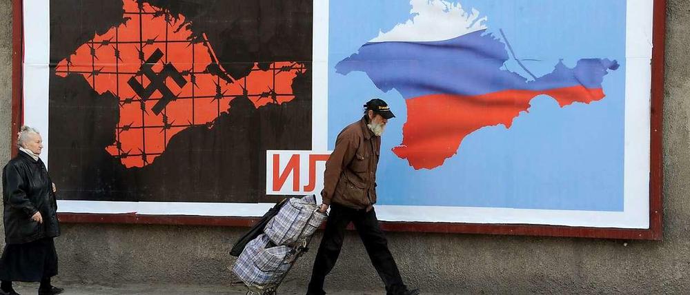 Mit allen Mitteln. Wahlplakate rufen die Krim-Bewohner auf, am Sonntag für den Anschluss an Russland zu stimmen.