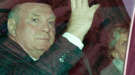 Der Präsident des FC Bayern München, Uli Hoeneß (l) und seine Frau Susanne verlassen nach dem ersten Verhandlungstag am Montag den Justizpalast des Landgerichts München II in München (Bayern).