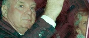 Der Präsident des FC Bayern München, Uli Hoeneß (l) und seine Frau Susanne verlassen nach dem ersten Verhandlungstag am Montag den Justizpalast des Landgerichts München II in München (Bayern).