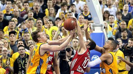 Kämperisch überlegen: Die Berliner Levon Kendall (l.) und Alex King (r.) nehmen dem Münchner Jared Jordan den Ball ab.