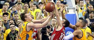 Kämperisch überlegen: Die Berliner Levon Kendall (l.) und Alex King (r.) nehmen dem Münchner Jared Jordan den Ball ab.