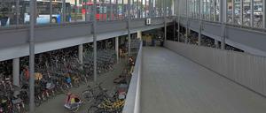 Münster macht’s vor. In der westfälischen Stadt steht dieses Fahrradparkhaus – mit Rampe – am Hauptbahnhof.