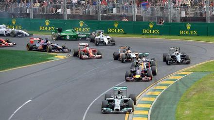 Melbourne. Mercedes-Pilot Nico Rosberg hat das erste Rennen der neuen Formel-1-Saison gewonnen. Der Wiesbadener verwies am Sonntag in Melbourne Red-Bull-Fahrer Daniel Ricciardo und Kevin Magnussen im McLaren auf die Plätze zwei und drei.