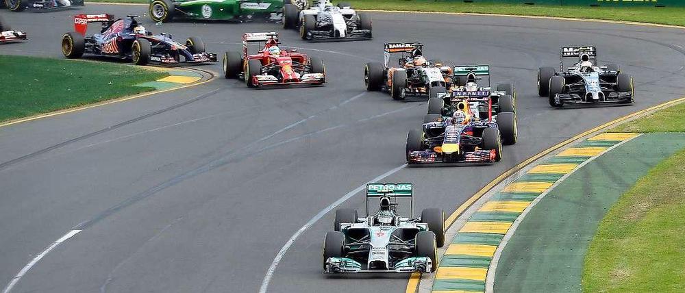 Melbourne. Mercedes-Pilot Nico Rosberg hat das erste Rennen der neuen Formel-1-Saison gewonnen. Der Wiesbadener verwies am Sonntag in Melbourne Red-Bull-Fahrer Daniel Ricciardo und Kevin Magnussen im McLaren auf die Plätze zwei und drei.