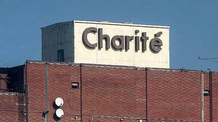 Das Bettenhochhaus der Charité am Campus Mitte.