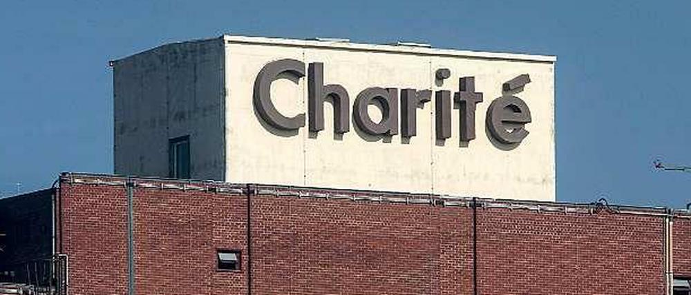 Das Bettenhochhaus der Charité am Campus Mitte.