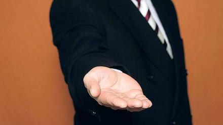 Geld her! Die Ministerpräsidenten entscheiden am Donnerstag, wie der Überschuss beim Rundfunkbeitrag verteilt werden soll. Viele wollen profitieren: Die Privatsender möchten werbefreie Programme bei ARD und ZDF, die KEF 73 Cent Entlastung je Zahler. Foto: imago