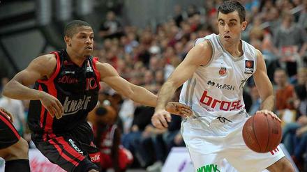 Hoher Basketball-IQ. Jared Jordan (r.) macht Bamberg jetzt noch besser.