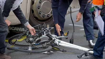 Ende einer Radfahrt. Immer wieder kommt es in Berlin zu gefährlichen Unfällen mit Radfahrern, oft, weil die Autofahrer nicht ausreichend aufmerksam sind