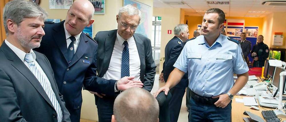 Brandenburgs Innenminister Ralf Holzschuher (SPD, links) bei einer Besprechung im deutsch-polnischen Lagezentrum im polnischen Swiecko nahe Frankfurt (Oder).