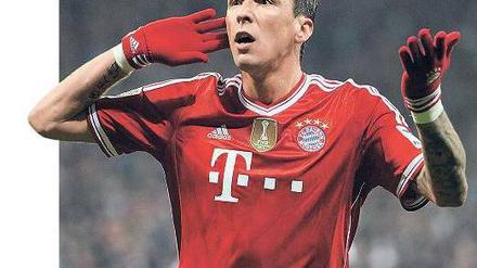 Ellbogen raus. Der kroatische Mittelstürmer Mario Mandzukic.
