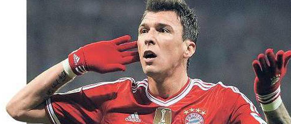 Ellbogen raus. Der kroatische Mittelstürmer Mario Mandzukic.