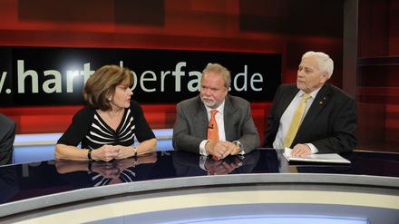 War am Montagabend bei "Hart aber fair" mal wieder die einzige Frau: Gerichtsreporterin Gisela Friedrichsen diskutierte mit Manager Utz Claassen (M.) und Steuerexperte Friedrich Schneider über den Fall Uli Hoeneß.
