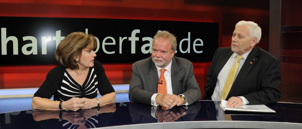 War am Montagabend bei "Hart aber fair" mal wieder die einzige Frau: Gerichtsreporterin Gisela Friedrichsen diskutierte mit Manager Utz Claassen (M.) und Steuerexperte Friedrich Schneider über den Fall Uli Hoeneß.