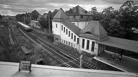 Pankow-Heinersdorf. Der S-Bahnhof ist schön, der Lärm der Gütergleise nicht.