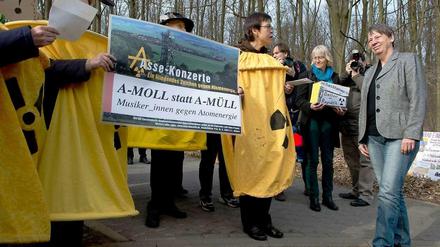 Hendricks vor Demonstranten
