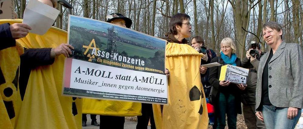 Hendricks vor Demonstranten 