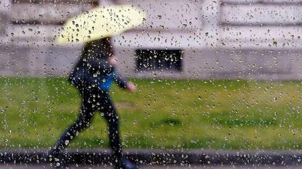 Den Regenschirm in der Tasche. Am Wochenende lohnt es sich, ihn dabei zu haben.
