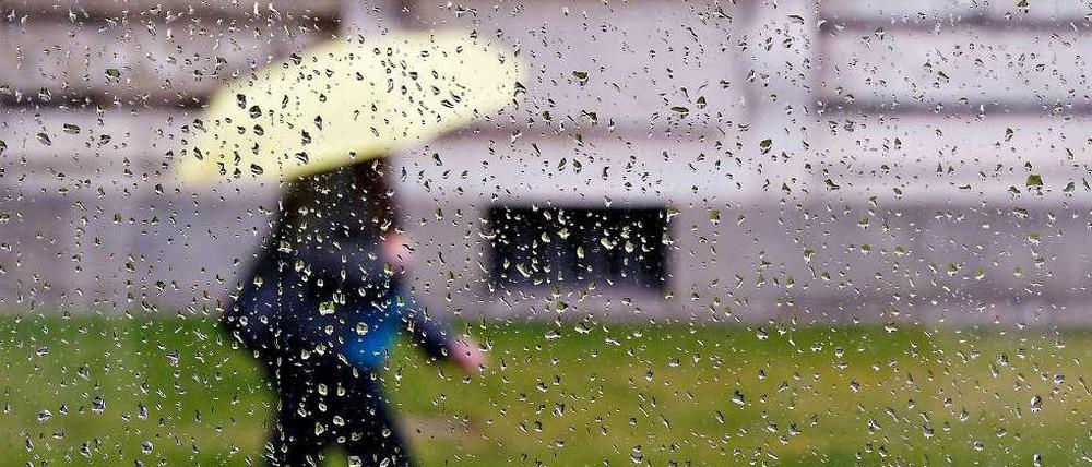 Den Regenschirm in der Tasche. Am Wochenende lohnt es sich, ihn dabei zu haben.