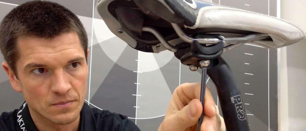 Ex-Radprofi Marco Appler justiert den Fahrradsattel. 