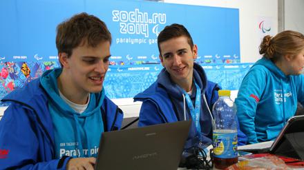 Jonas Wengert (v.l.), David Kramer und Julia Hollnagel bei der Arbeit für die Paralympics Zeitung.