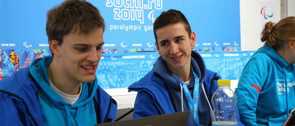 Jonas Wengert (v.l.), David Kramer und Julia Hollnagel bei der Arbeit für die Paralympics Zeitung.