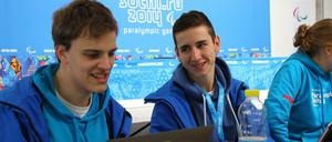 Jonas Wengert (v.l.), David Kramer und Julia Hollnagel bei der Arbeit für die Paralympics Zeitung.