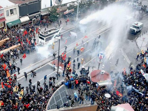 Überall in der Türkei wurde nach dem Tod des Jungen protestiert, die Polizei setzte, wie hier in Istanbul, Wasserwerfer und Tränengas ein.
