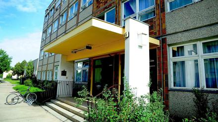 Die Unschuld von außen. Doch als die ehemalige Schule in Hellersdorf im Sommer 2013 Asylbewerberheim wird, befürchten viele Nachbarn Schlimmes.