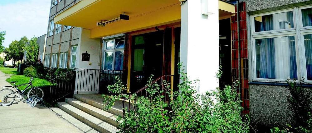 Die Unschuld von außen. Doch als die ehemalige Schule in Hellersdorf im Sommer 2013 Asylbewerberheim wird, befürchten viele Nachbarn Schlimmes.