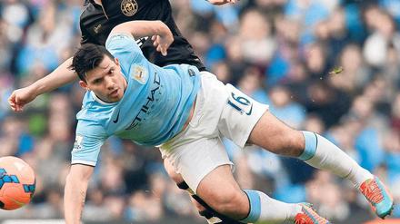 In Schräglage geraten. Manchester City verlor zuletzt wichtige Spiele wie am Wochenende gegen Wigan. Angreifer Sergio Aguero (vorn) zählt zu den Spielern, die in schwierigen Phasen gern mal abtauchen.
