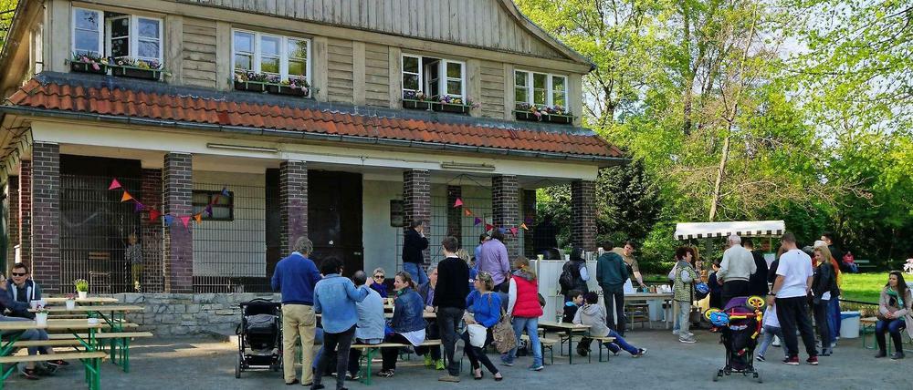 Vorgeschmack. Vor dem sanierungsbedürftigen Parkwächterhaus hat der Verein „Parkhaus Lietzensee“ ein kleines Eis-Café gestartet. 