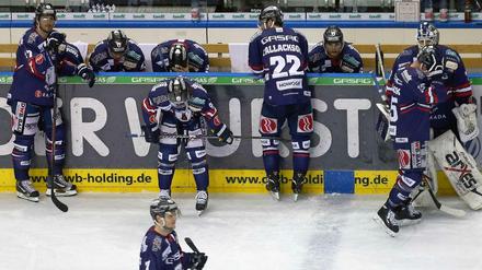 Tief enttäuscht: Die Eisbären nach dem Aus in den Pre-Play-offs gegen Ingolstadt.