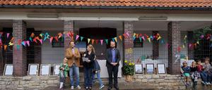 Im September 2015 unterzeichneten Carsten Knobloch und Katja Baumeister-Frenzel für den Anwohnerverein den Pachtvertrag mit Baustadtrat Marc Schulte (Bildmitte vorne v.l.n.r.).