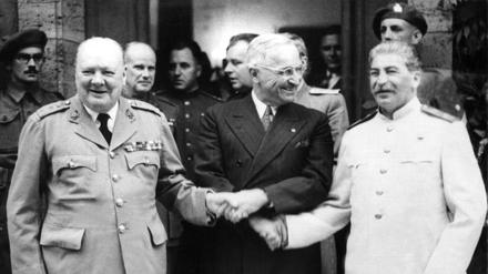 Auf der Potsdamer Konferenz berieten der britische Premierminister Winston Churchill, der amerikanische Präsident Harry S. Truman und der sowjetische Diktator Josef Stalin, wie es in Europa nach dem Krieg weitergehen soll.