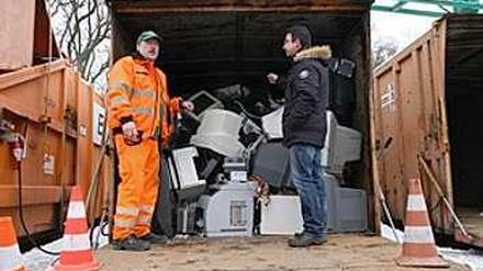Immer gut gelaunt. Die BSR-Mitarbeiter auf dem Rycyclinghof in der Hegauer Straße in Steglitz-Zehlendorf