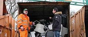 Immer gut gelaunt. Die BSR-Mitarbeiter auf dem Rycyclinghof in der Hegauer Straße in Steglitz-Zehlendorf