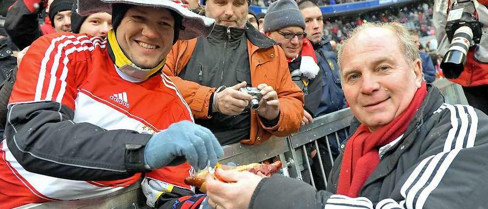Uli Hoeneß mit einem Bayern-München-Fan