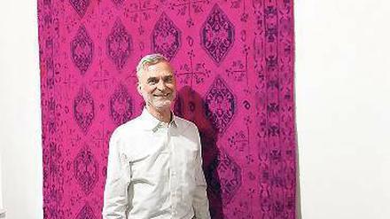 Peter Kaiser vor einem seiner Ausstellungsstücke.