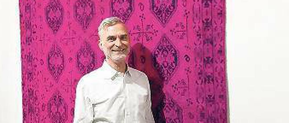 Peter Kaiser vor einem seiner Ausstellungsstücke.