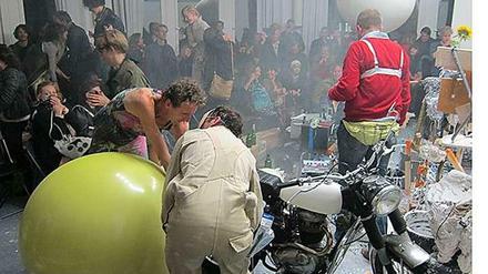 Gefährdete Betriebsamkeit? So lebendig wie bei dieser Performance der österreichischen Künstlergruppe Gelatin im Schinkel Pavillon könnte es in Berlin bald nur noch an wenigen Orten zugehen.