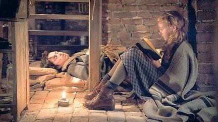 Die Heilerin. Liesel (Sophie Nelisse) und der im Keller versteckte jüdische Junge (Ben Schnetzer). 