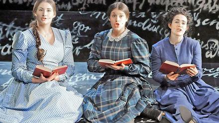 Drei Schwestern. Katharina Abt (Anne), Keren Trüger (Charlotte) und Dalma Viczina (Emily).