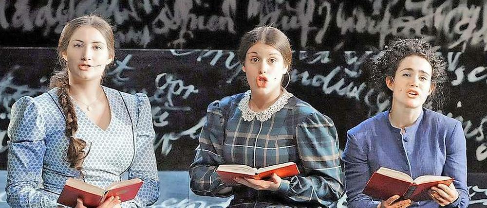 Drei Schwestern. Katharina Abt (Anne), Keren Trüger (Charlotte) und Dalma Viczina (Emily).