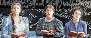 Drei Schwestern. Katharina Abt (Anne), Keren Trüger (Charlotte) und Dalma Viczina (Emily).