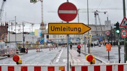 Auf Abwegen. Immer mehr Baustellen in Berlin blockieren die gewohnten Wege der Verkehrsteilnehmer, wie hier im Dezember 2013 in der Straße Unter den Linden.