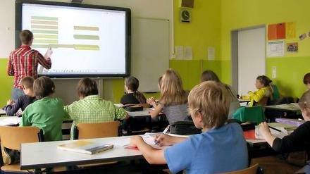 Für die 1700 zu besetzenden Lehrerstellen sind bisher etwa 2500 Bewerbungen eingegangen.