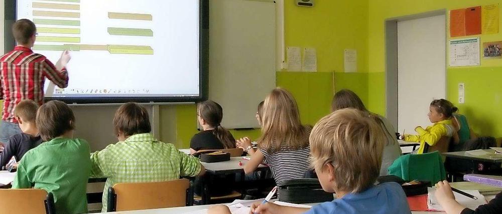 Für die 1700 zu besetzenden Lehrerstellen sind bisher etwa 2500 Bewerbungen eingegangen.