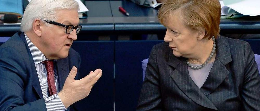 Verantwortliche in Sachen Außenpolitik: Minister Steinmeier und Kanzlerin Merkel.