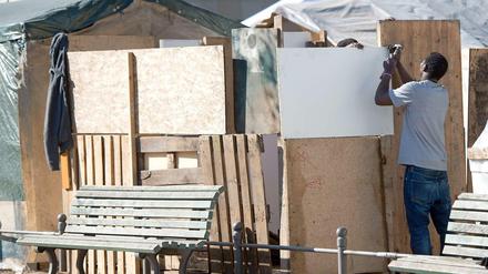 Flüchtlinge am Oranienplatz haben vor Wochen feste Hütten aus Holz gebaut.
